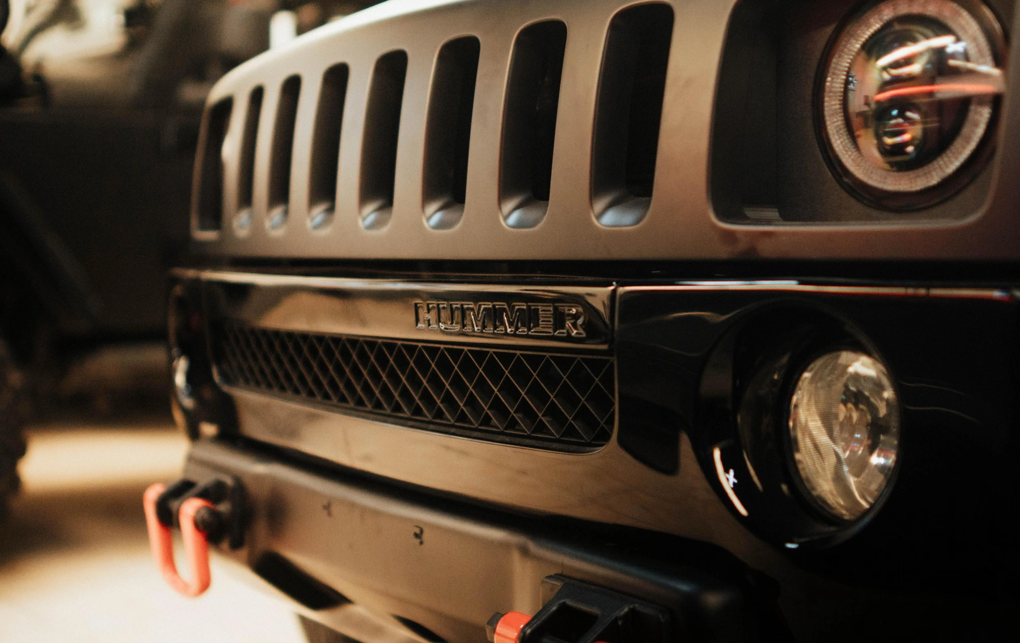 Después: parrilla y faros de Hummer con brillo y protección