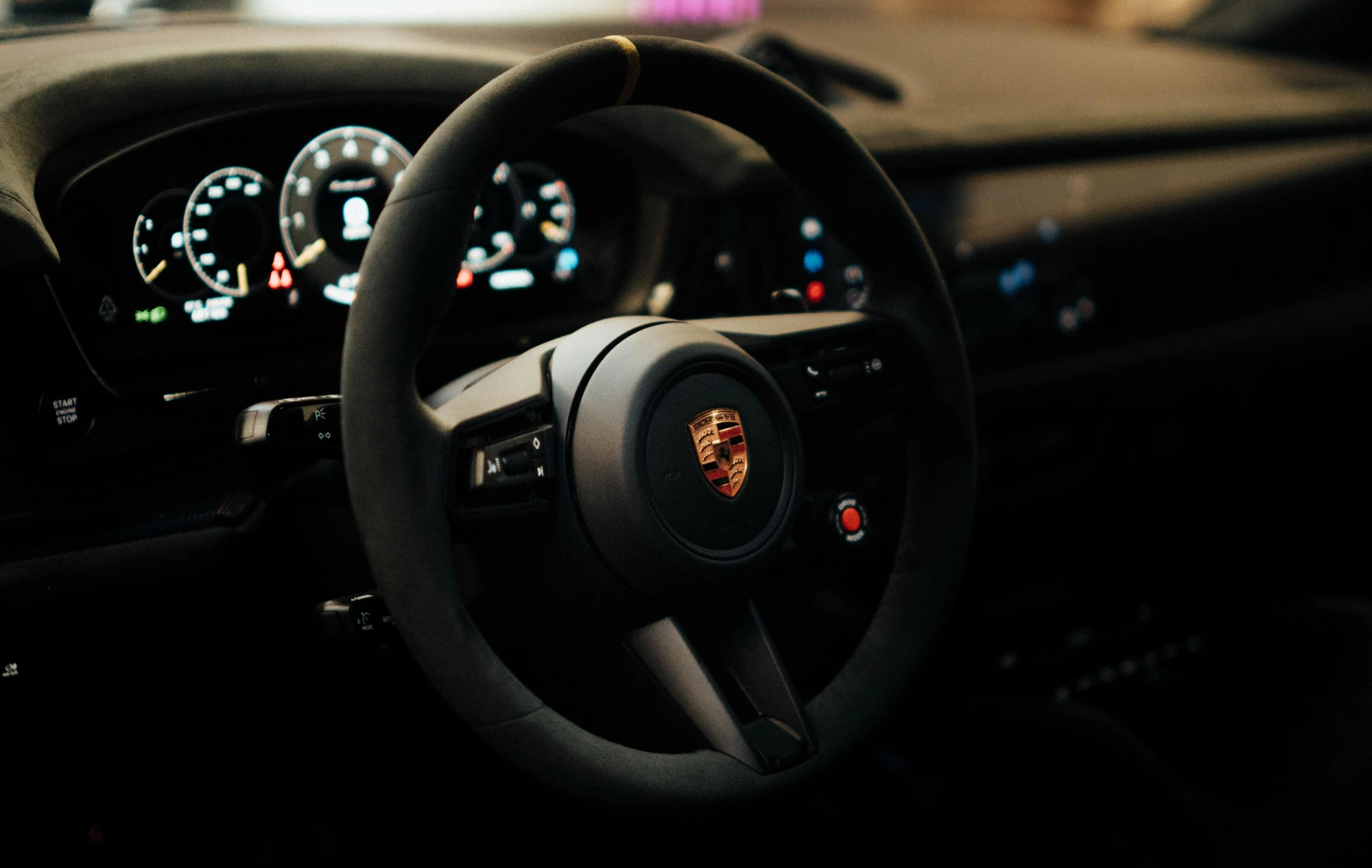 Estética de interiores: volante y tablero de Porsche detallados