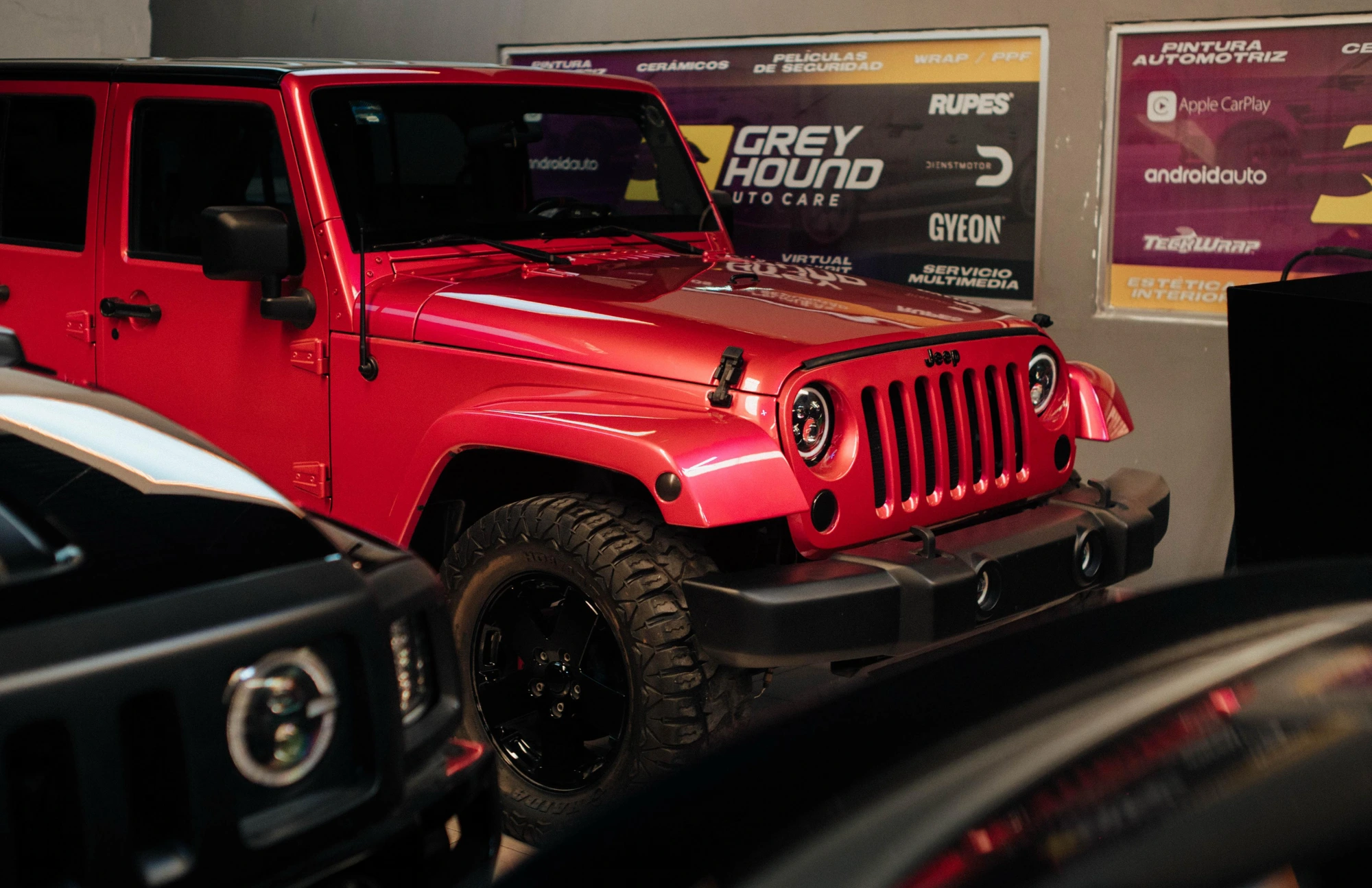 Hojalatería y pintura: Jeep Wrangler rojo con acabado renovado en el taller