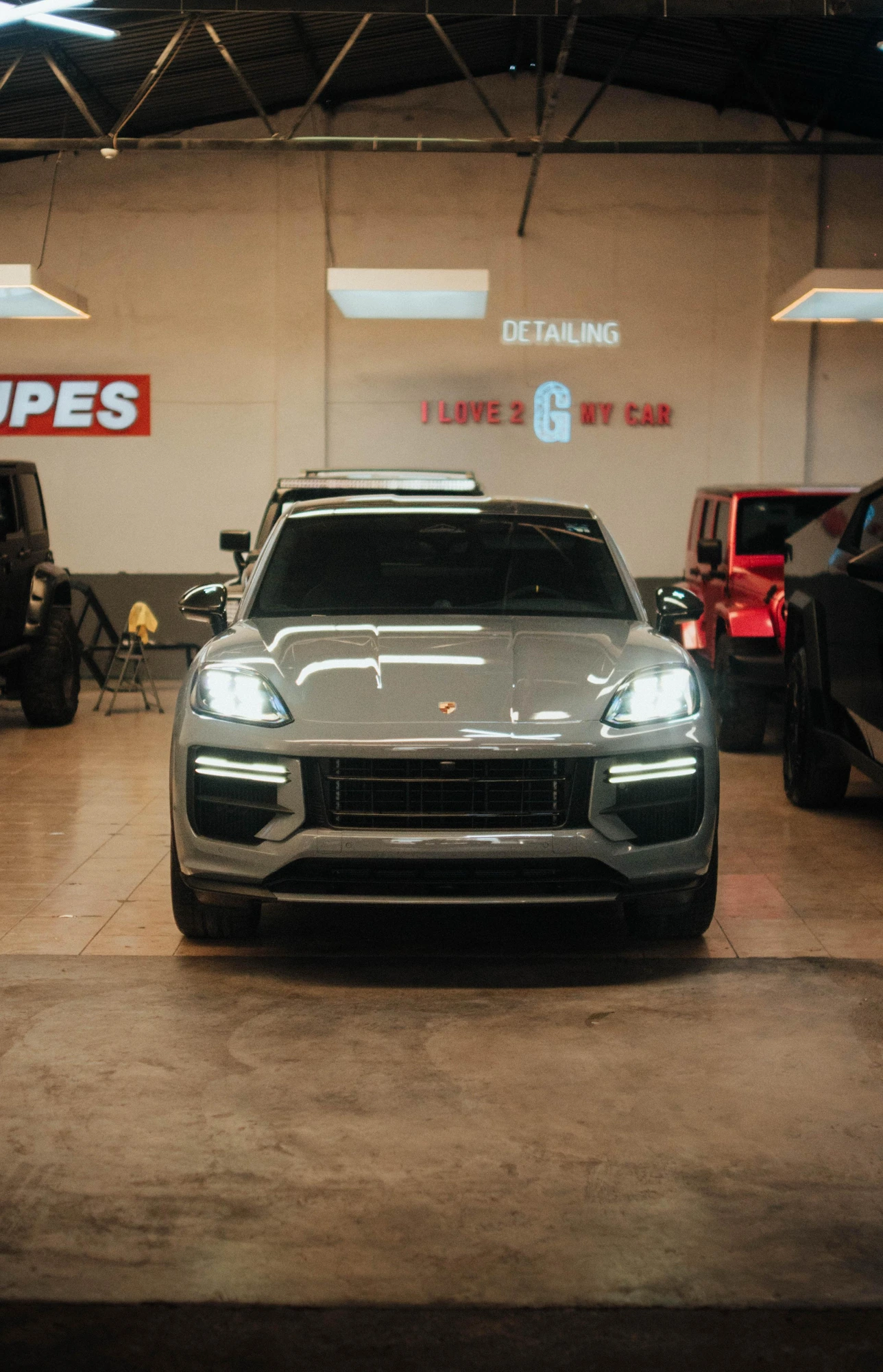 Porsche Cayenne gris al centro del taller de Grey Hound